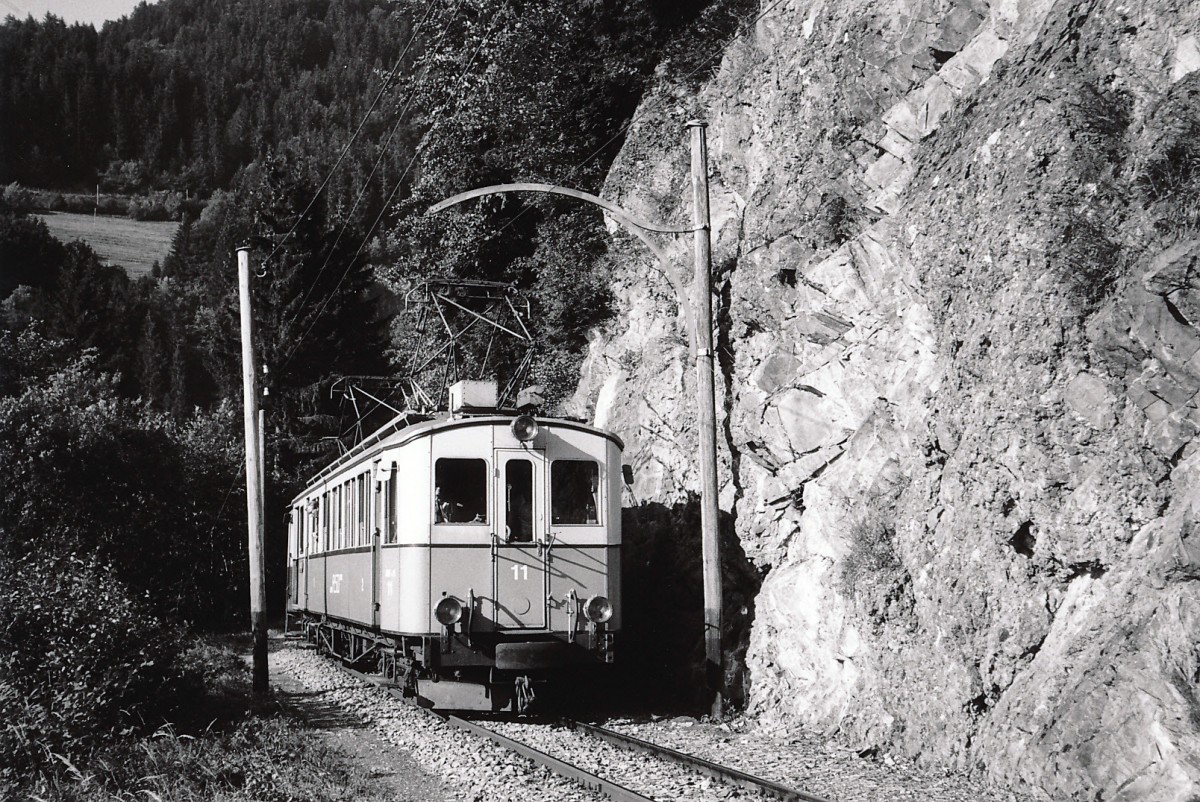 ASD-Triebwagen mit  zwei Gesichtern : Mehrere Jahre stand der ABDe 4/4 11 (1913) mit zwei verschiedenen Stirnfronten im Einsatz, was von den Passagieren kaum wahrgenommen wurde. Frontansicht der Seite Aigle, aufgenommen zwischen Aigle und Le Sepey im Juli 1979.
Foto: Walter Ruetsch 