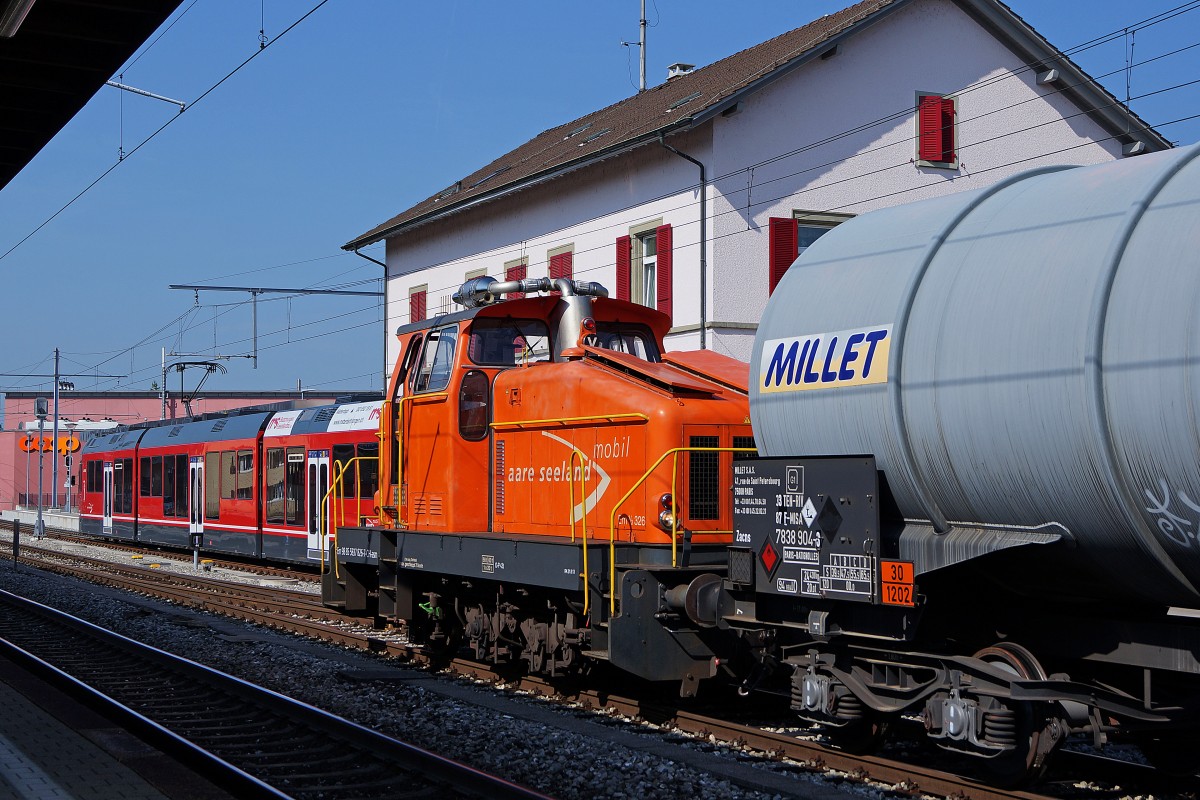 ASm: Bahnhofsausfahrt Niederbipp auf schmaler- und normaler Spur am 12. Juni 2014. Em 3/3 326  HENSCHEL  vor schwerem Oelzug bereit zur Abfahrt in das Tanklager Oberbipp. Be 4/8  STAR  als Regionalzug nach Solothurn-HB.
Foto: Walter Ruetsch 