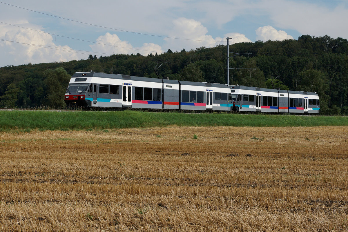 ASm: Bald Geschichte ! Be 2/6 Doppeltraktion im alten Farbkleid bei Lüscherz am 15. August 2016. Sehr speziell ist, dass beide Triebzüge ohne angebrachte Werbeaufschriften unterwegs sind. 
Foto: Walter Ruetsch