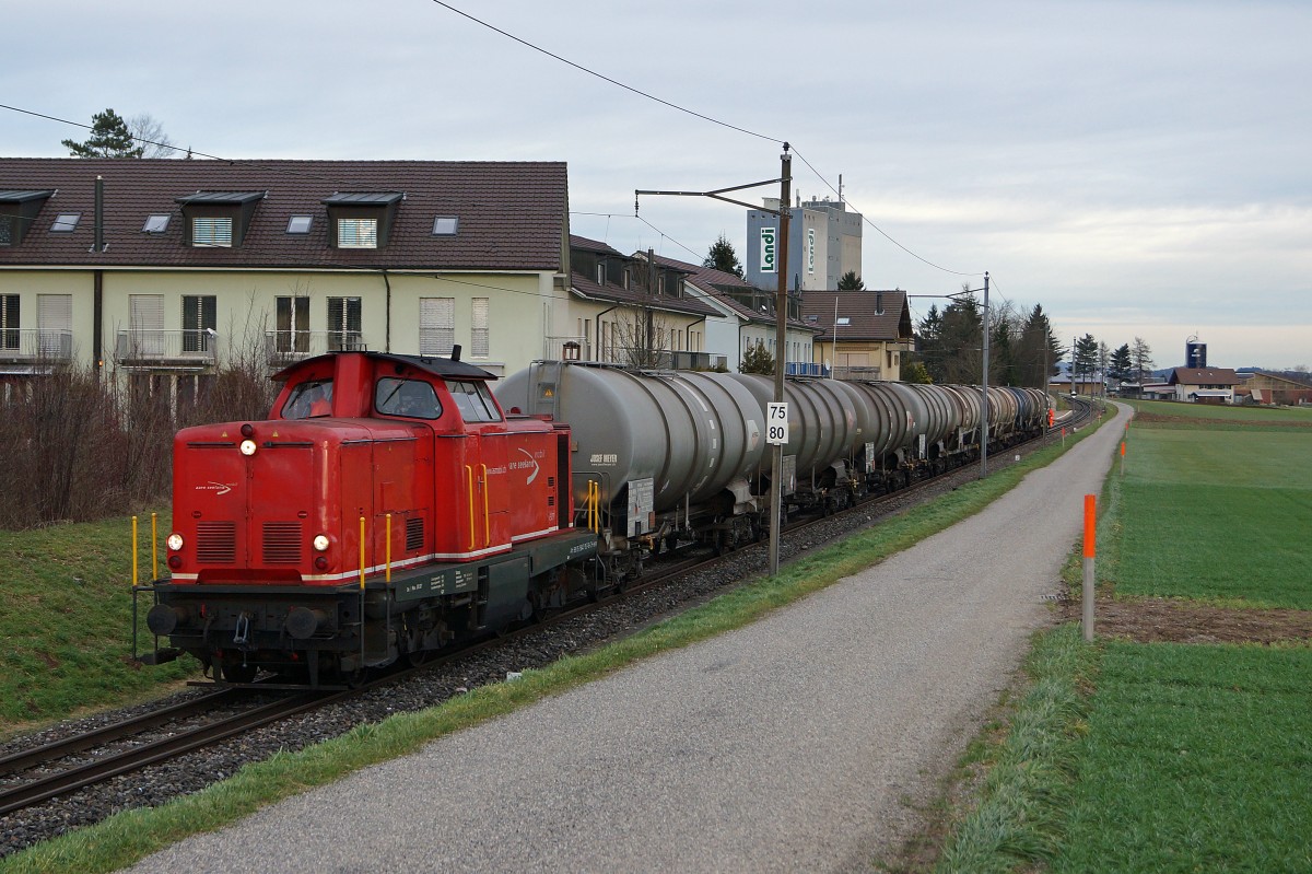 ASm: Bei wechselhafter Witterung wurden am 12. Januar 2015 die Oelzge auf dem ASm-Dreischienengeleise zwischen Niederbipp und dem Tanklager Oberbipp mit der Em 327 (ex DB V 100) gefhrt. Die Em 327 mit einem Kesselwagenzug bei Oberbipp.
Foto: Walter Ruetsch