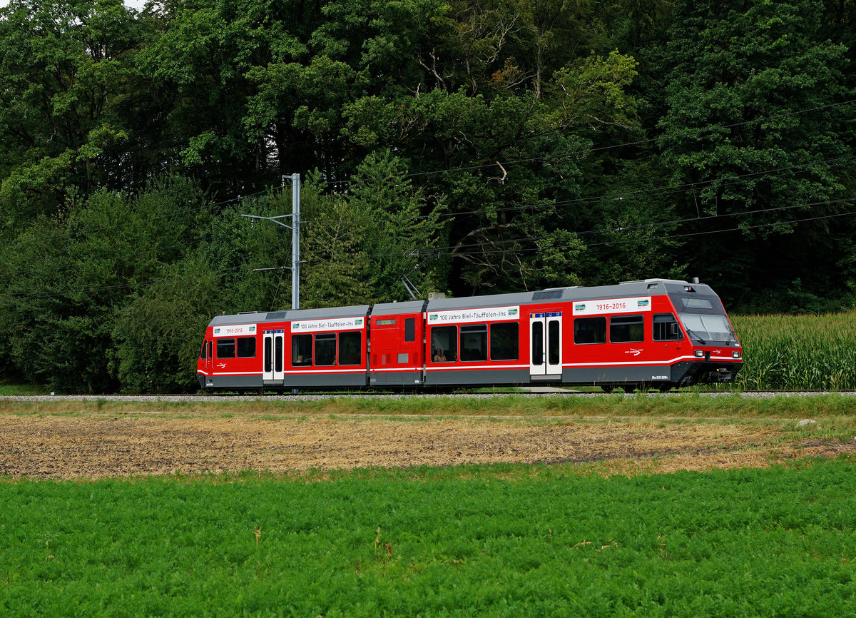 ASm: Der erste GTW mit der neuen roten Lackierung, dem Erscheinungsbild für die nächsten 100 Jahre. Be 2/6 509 unterwegs zwischen Lüscherz und Siselen am 15. August 2016.
Foto: Walter Ruetsch 