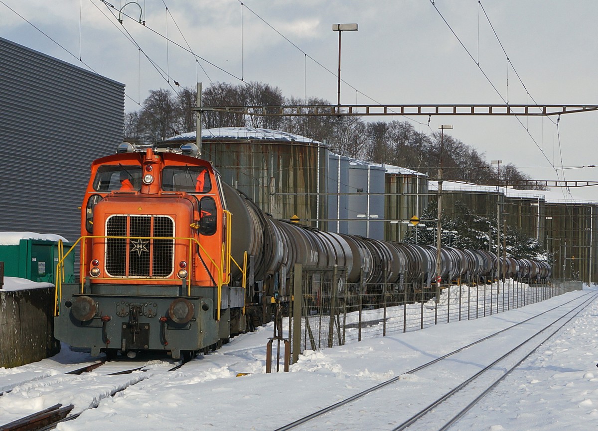 ASM: Die von Henschel/Volvo/Voith erbaute Em 3/3 326 HENSCHEL konnte am 2. Februar 2015 in Oberbipp vor einem langen Kesselwagenzug im Bilde festgehalten werden.
Foto: Walter Ruetsch