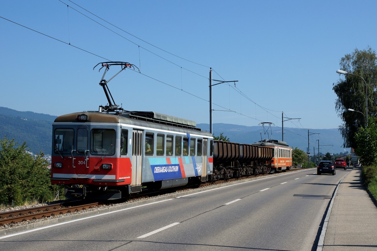 ASM/BTI: Am Tag der offenen Tür der Firma HURNI AG in Sutz waren die Publikumsfahrten nach Finsterhennen mit dem Kieszug bei den Besuchern sehr beliebt. Kiespendelzug mit den Be 4/4 304 und Be 4/4 302 (ehemals SNB Nummern 86  WIEDLISBACH  und 84) bei Mörigen am 22. August 2015.
Foto: Walter Ruetsch