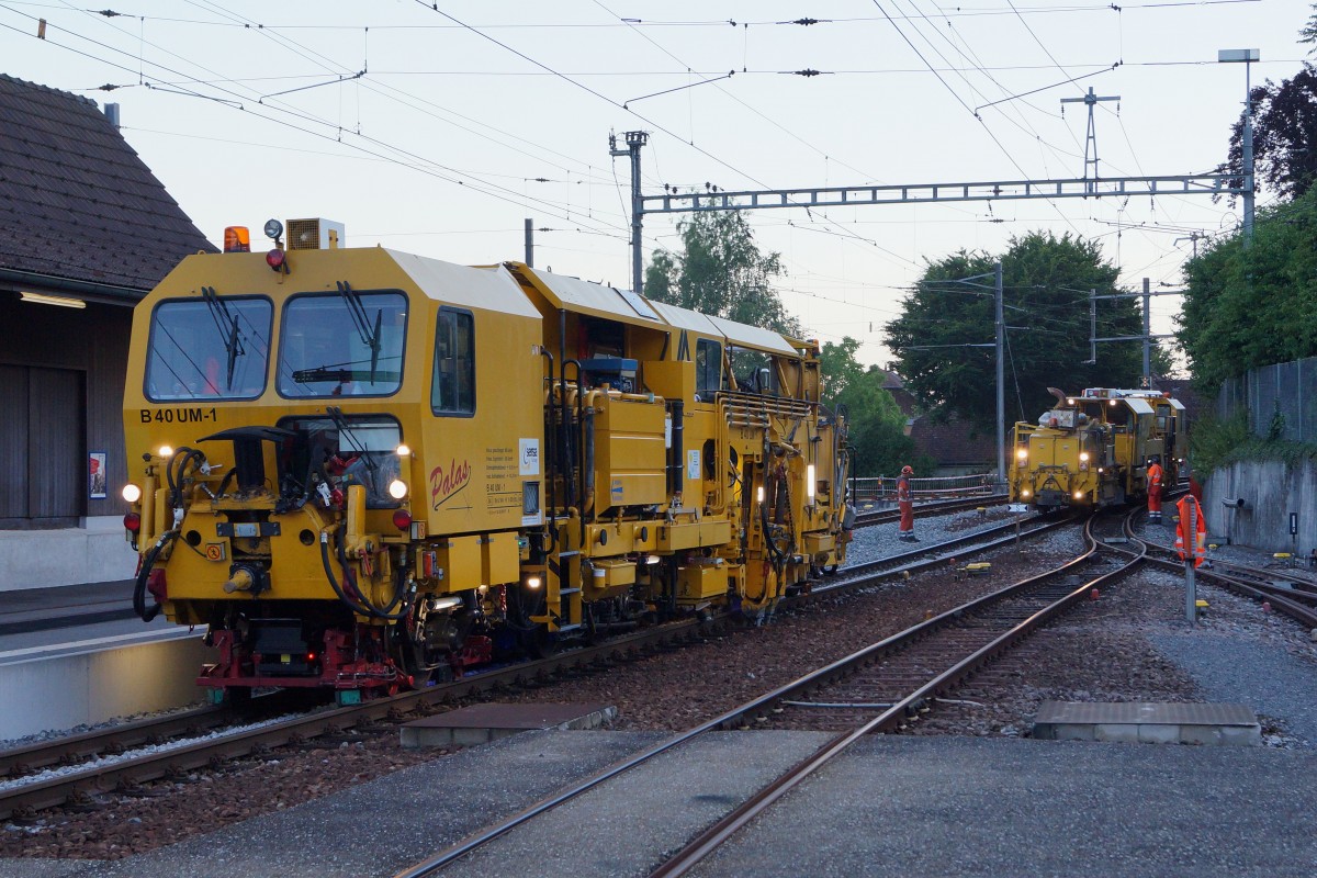 ASm/PALAS/MATISA: Gleisbauarbeiten auf dem Streckenabschnitt Wiedlisbach-Niederbipp whrend der Nacht vom 30. Juni 2015. Stopfmaschine PALAS B 40 UM-1 der Sersa Group und Planiermaschine MATISA R 21 RD-1 von der Sersa Group im Einsatz in Wiedlisbach.
Walter Ruetsch 