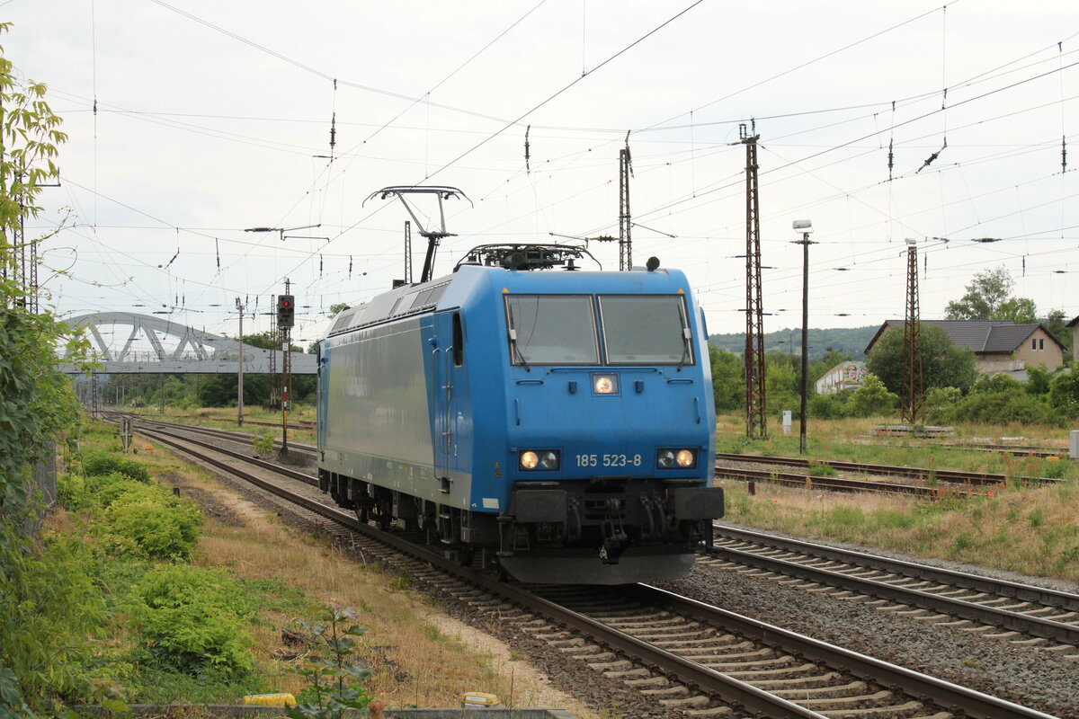 ATLU 185 523-8 als Tfzf Richtung Weißenfels, am 16.06.2023 in Naumburg (S) Hbf.