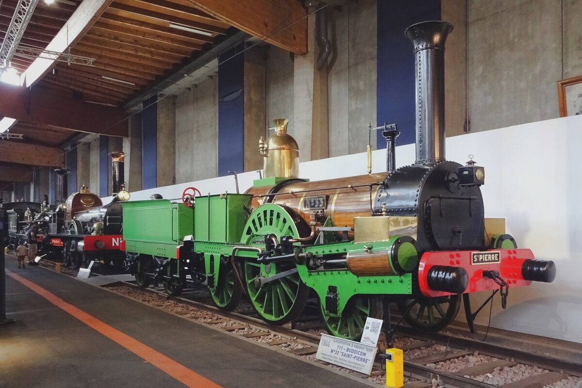 Auch der 1844 gebauter Buddicom No.33 Saint-Pierre hat ein Refugium ins Cit du Train in Mulhouse gefunden und wurde dort am 30 Mai 2019 fotografiert. Das Zahl 111 auf das Schild bedeutet die Englische Andeutung der Aschfolge 1 Laufachse, 1 Treibachse und 1 Laufachse; in Hochdeutsch bezeichnet dies 1A1.