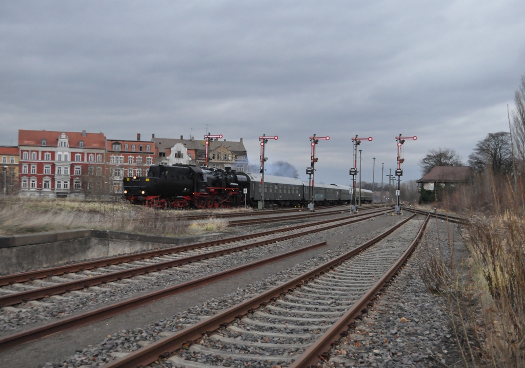 Auch 2013 war der Nikolaus mit dem Dampfzug aus Leipzig-Plagwitz unterwegs. Am 08.12.2013 war der letzte Verkehrstag. EMBB 52 8154-8 erreicht mit DPE 20448 den Bahnhof Zeitz. (Foto: Holzeisenbahner)