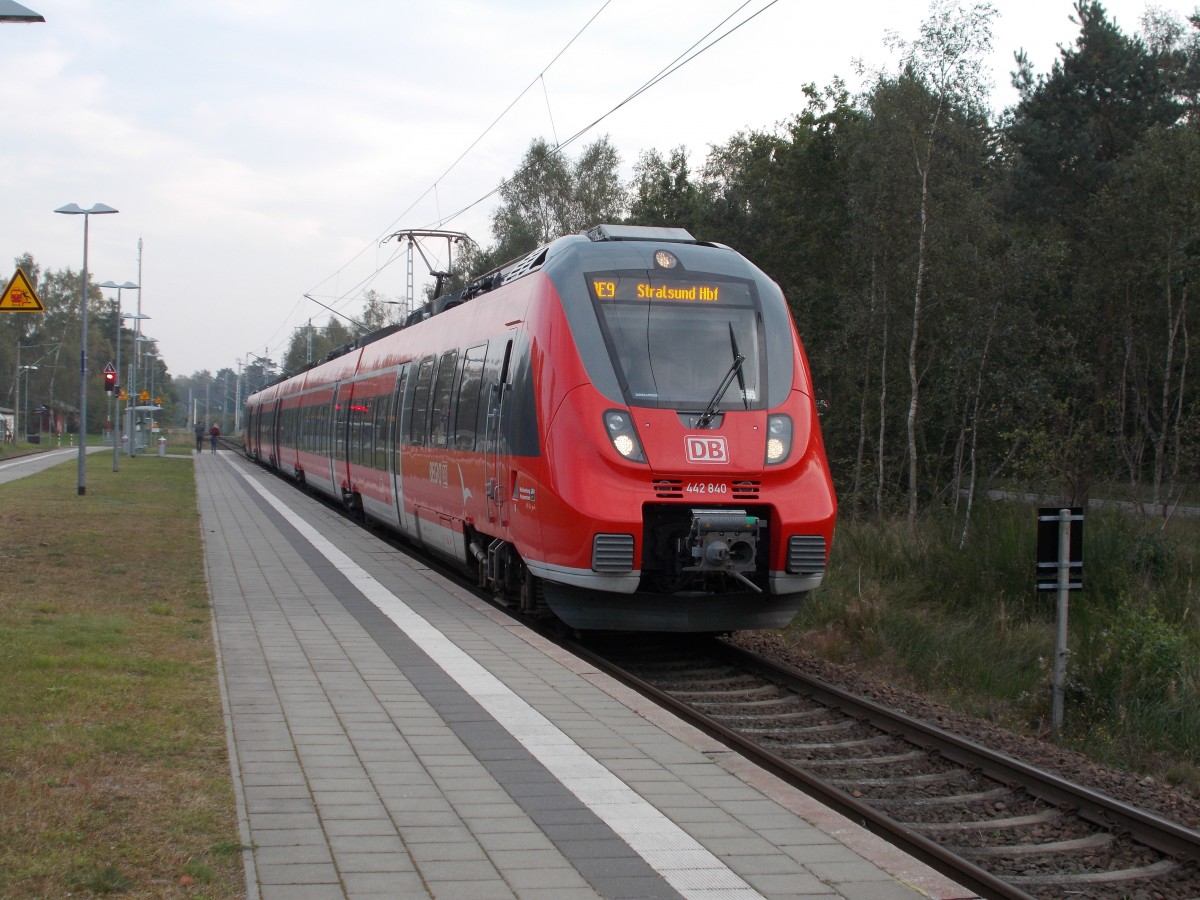 Auch auf der Strecke zwischen Binz und Lietzow haben sich die Talent 2 breit gemacht.Am 20.September 2014 hielt 442 840 auf der Fahrt von Binz nach Stralsund in Prora.