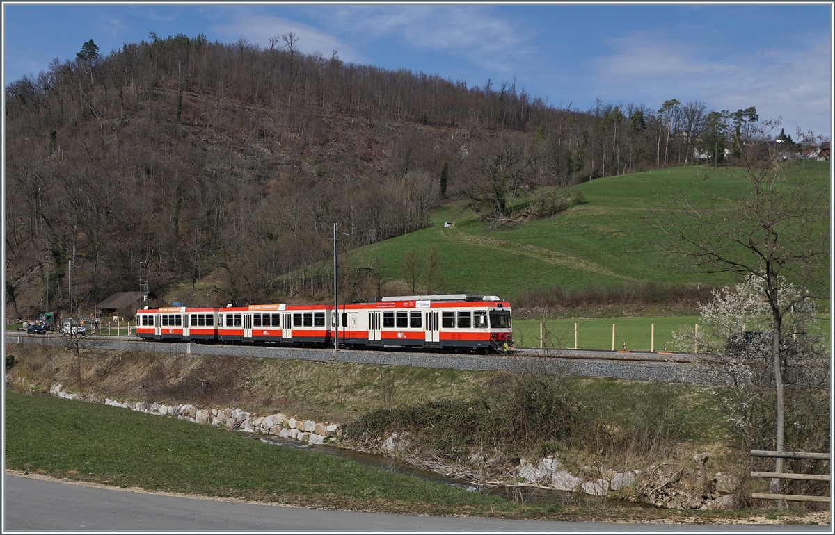 Auch bei Lampenberg-Ramlinsburg verläuft die WB meist neben der Strasse, doch das hier etwas weitere Tal ermöglichte doch ein paar  Landschaft -Bilder der Waldenburger Bahn.

25. März 2021