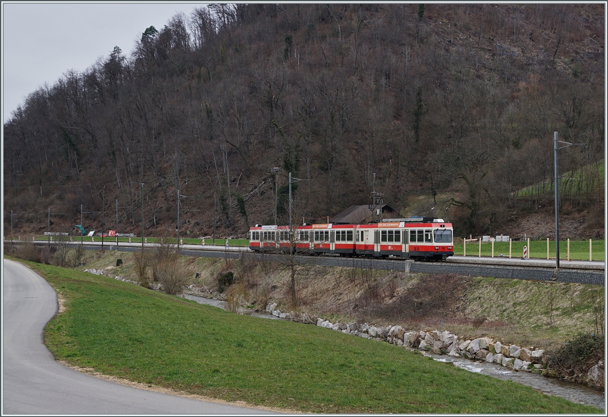 Auch bei Lampenberg-Ramlinsburg verläuft die WB meist neben der Strasse, doch das hier etwas weitere Tal ermöglichte doch ein paar  Landschaft -Bilder der Waldenburger Bahn.

21. März 2021