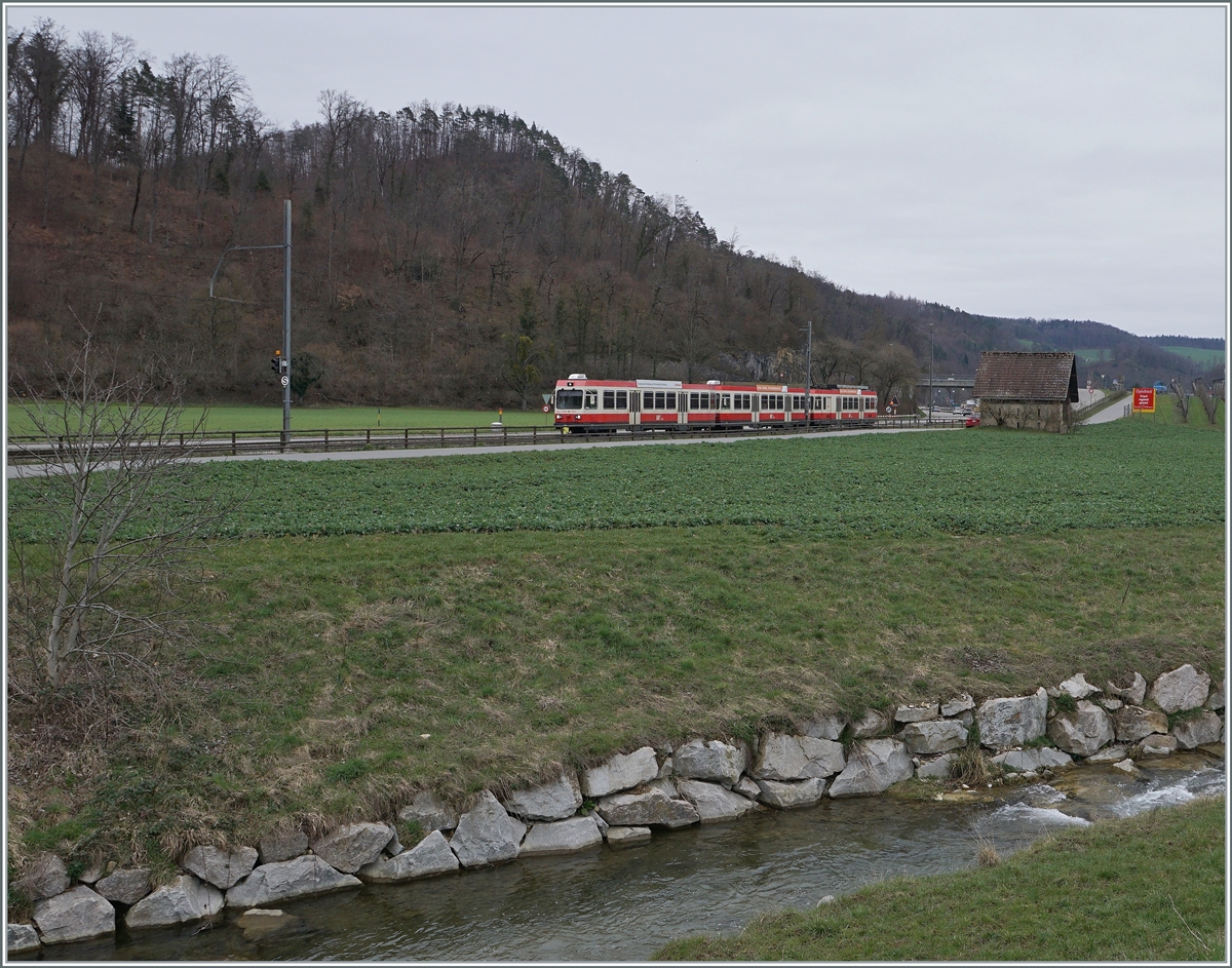 Auch bei Lampenberg-Ramlinsburg verläuft die WB meist neben der Strasse, doch das hier etwas weitere Tal ermöglichte doch ein paar  Landschaft -Bilder der Waldenburger Bahn.

21. März 2021