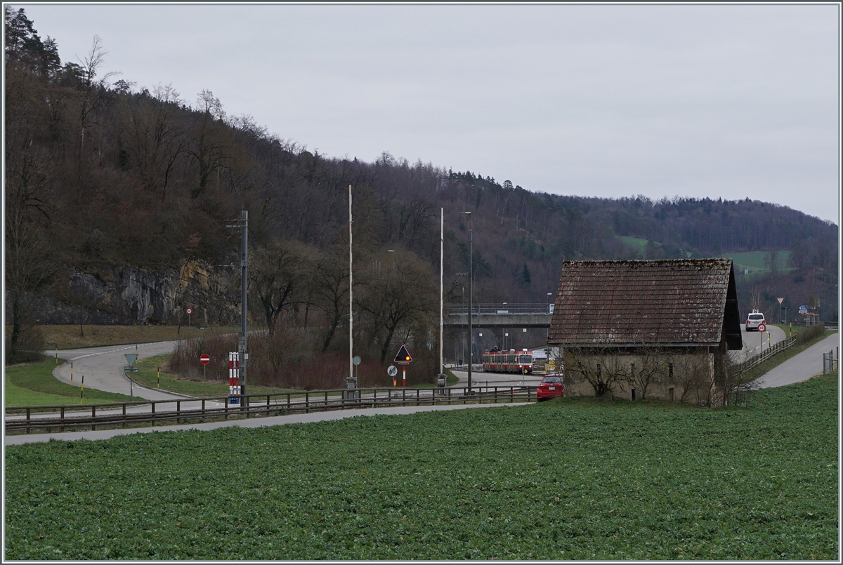 Auch bei Lampenberg-Ramlinsburg verläuft die WB meist neben der Strasse, doch das hier etwas weitere Tal ermöglichte doch ein paar  Landschaft -Bilder der Waldenburger Bahn.

21. März 2021