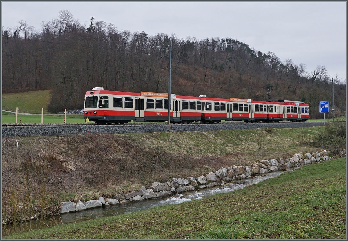 Auch bei Lampenberg-Ramlinsburg verläuft die WB meist neben der Strasse, doch das hier etwas weitere Tal ermöglichte doch ein paar  Landschaft -Bilder der Waldenburger Bahn.

21. März 2021