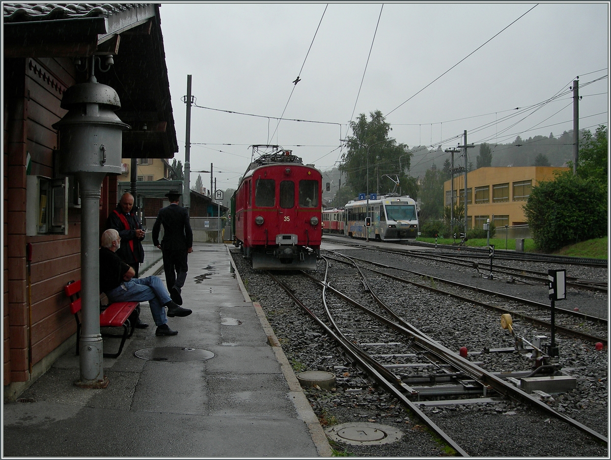 Auch bei Regenwetter fhrt die Museumsbahn Blonay - Chamby, auch wenn dabei etwas mehr Mue zu spren ist.
Der RHB 4/4 N 35 wartet in Blonay auf Abfahrt nach Chamby. 
16. August 2015