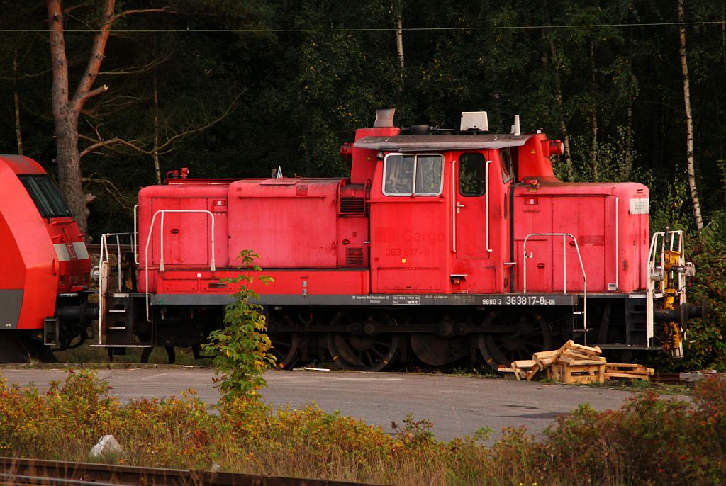 Auch die ehemalige DB Cargo 363 817-8 steht in Maschen abgestellt und wartet auf Einsätze. 28.09.12