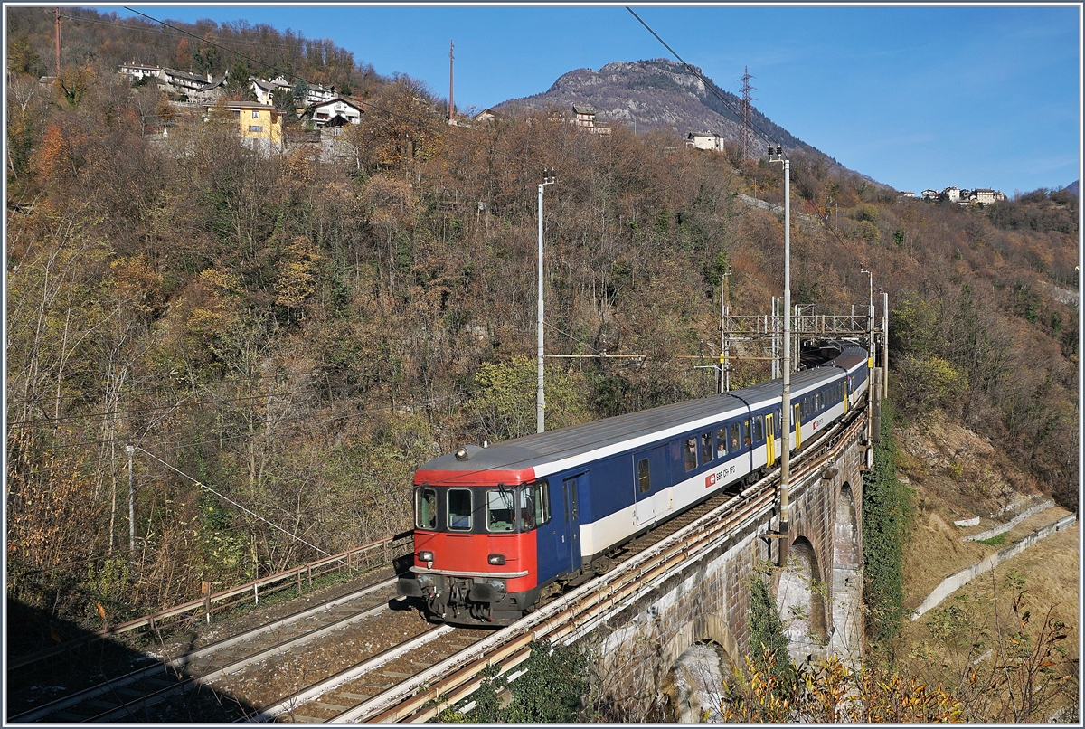 Auch Ende 2017 fahren noch  Internationale IR  von Brig nach Domodossola mit EWI/II Kompositionen. Das Bild der IR 3317 entstand bei Kilometer 4.1 bei Preglia am 21. Nov. 2017.