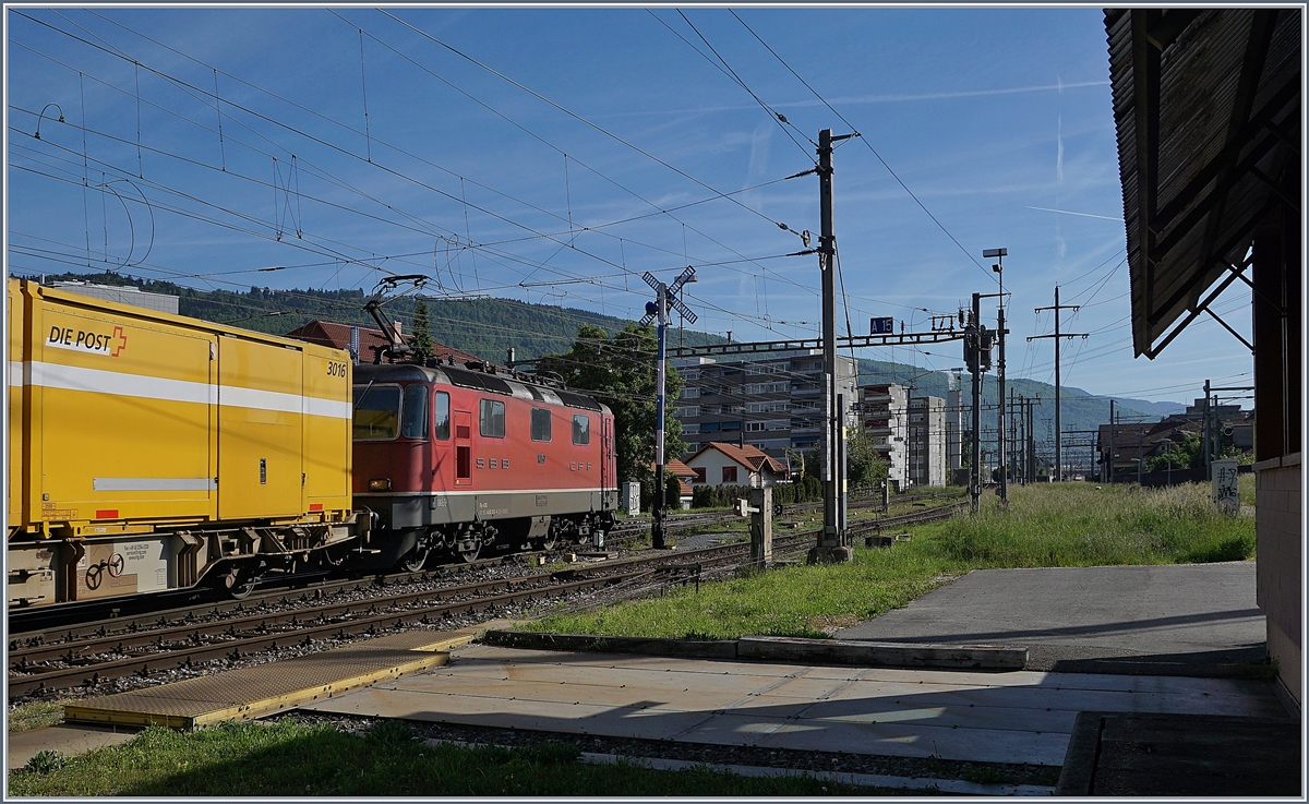 Auch im ETCS Zeitalter werden im östlichen Bahnhofskopf des RB Biel die Züge noch mit Formsignalgen gesichtert. 
Das Bild zeigt eine Richtung Solothurn ausfahrenden Postzug
16. Mai 2017