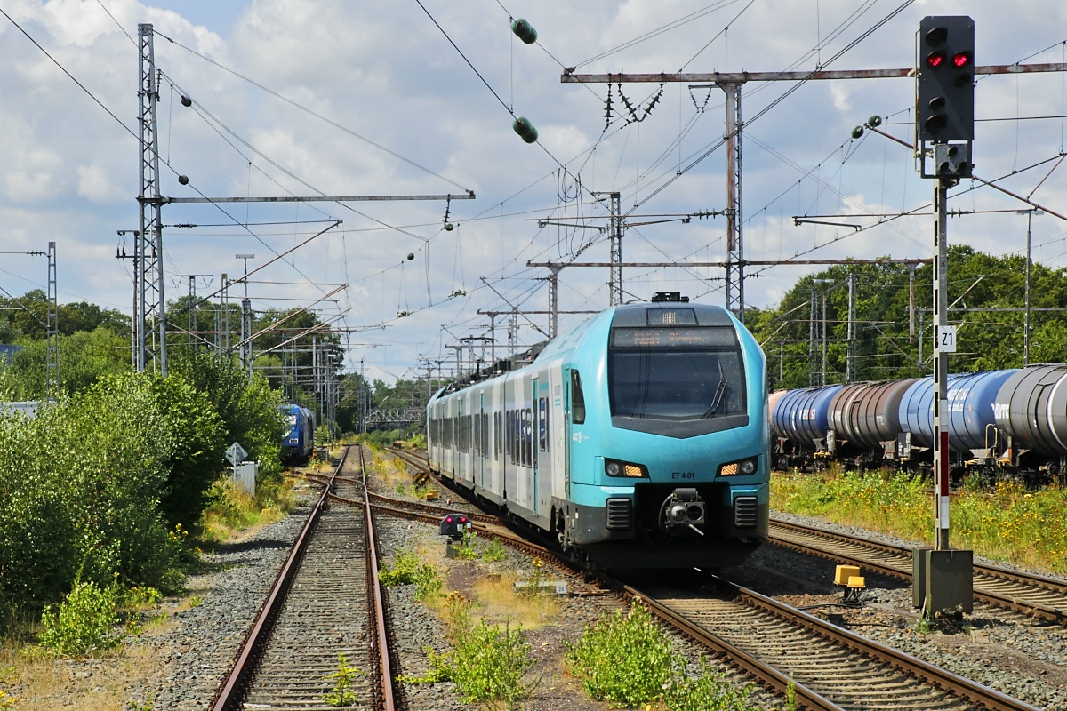 Auch die Eurobahn, die verschiedene Strecken in Niedersachsen und Nordrhein-Westfalen betreibt, setzt Flirt 3 ein. Wie der Zufall es will, kommt hier ebenfalls ein Zug der RB 61 ins Bild, allerdings verkehrt der ET 4.01 im grenzüberschreitenden Verkehr zwischen Hengelo/Niederlande und Bielefeld (momentan aber wegen Bauarbeiten nur bis Rheine). Am 20.07.2023 erreicht er den Grenzbahnhof Bad Bentheim.