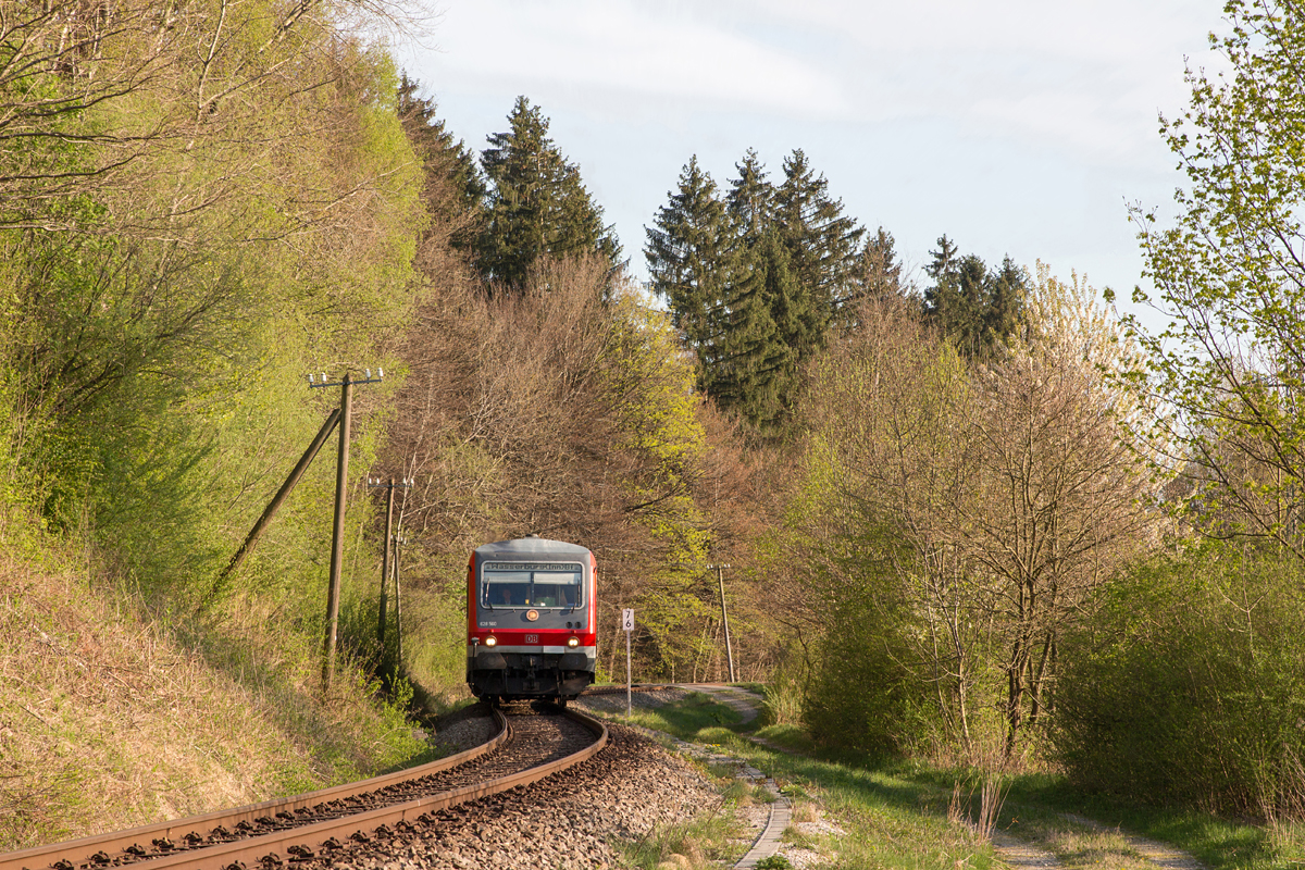 Auch der Frühling verleiht den Bäumen Farbe.

Der Mühldorfer 628 560-5 wurde am 21.04.17 am  Filzenexpress  Grafing (Bahnhof) - Wasserburg (Inn) eingesetzt und konnte bei Ebersberg im Bild festgehalten werden.

Drei zusammenhangslos hängende Hochspannungsleitungen wurden digital entfernt.
