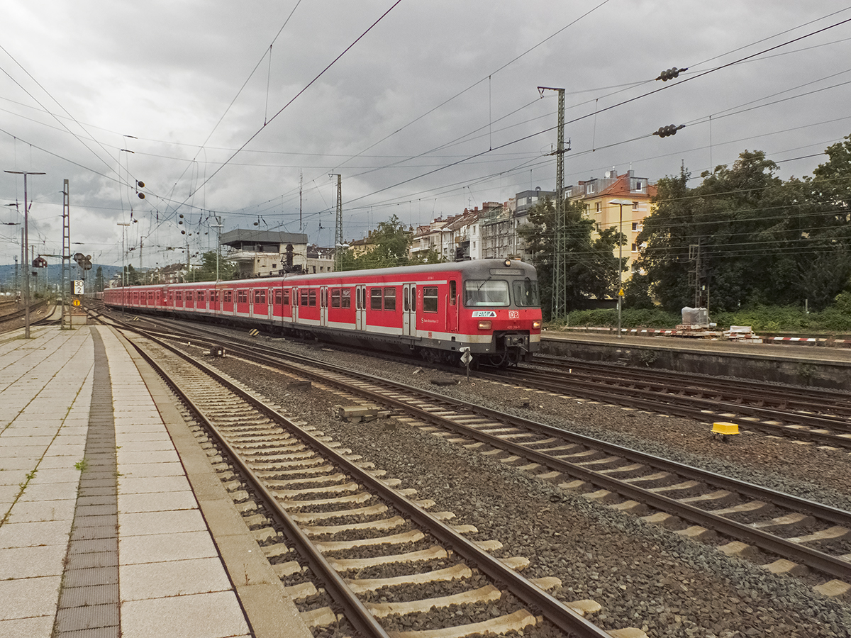 Auch für die Baureihe 420 geht es zu Ende. In Frankfurt und Stuttgart rollt die Ablösung in Form der Baureihe 430 an und nur wenige Triebwagen werden sich über den nächsten Fahrplanwechsel hinaus in München und Düsseldorf verdingen. 420 386 und 306, die beide aus älteren Bauserien der 70er- und 80er-Jahre stammen, erreichen am 26.08.14 Mainz.