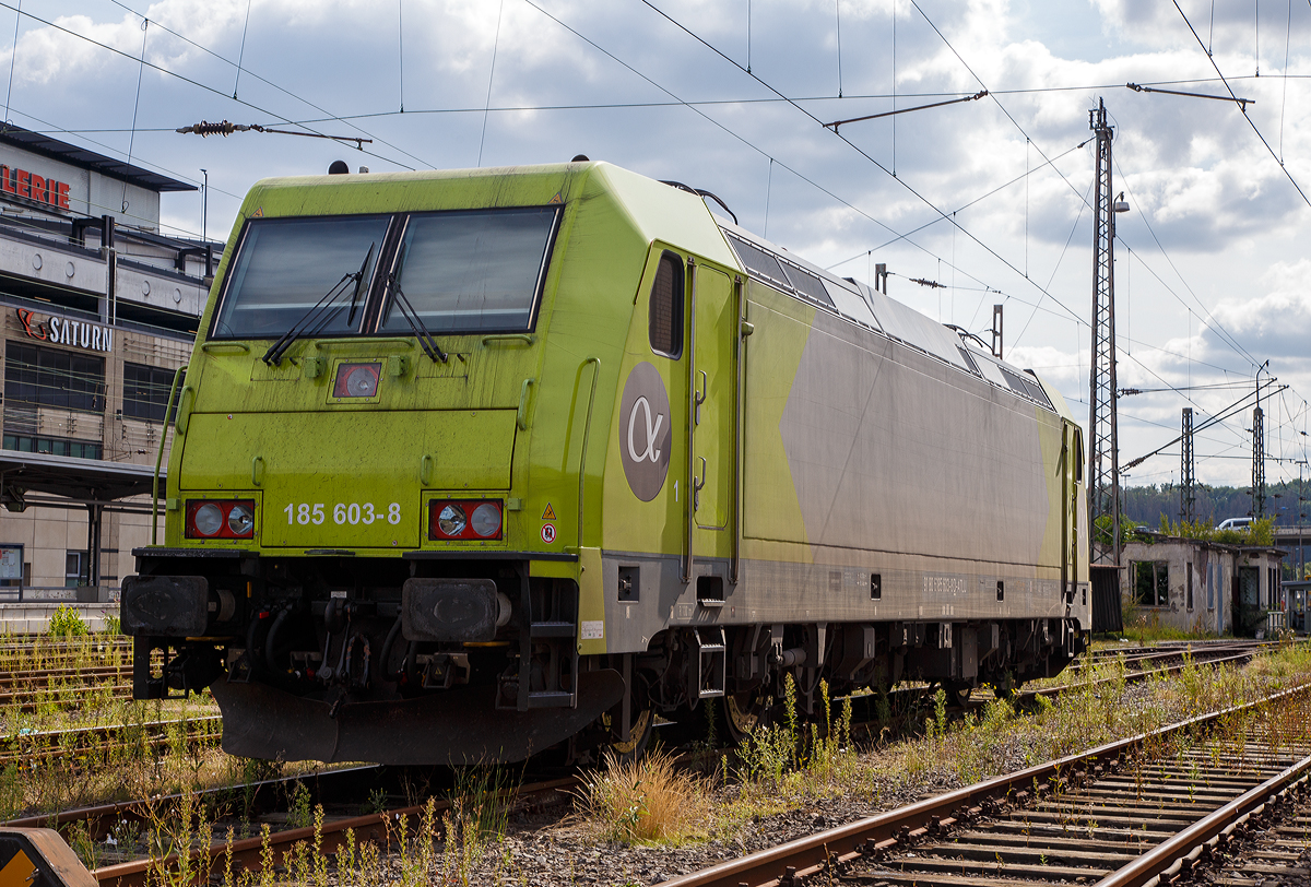 Auch für die Schweiz tauglich....
Die α 185 603-8 (91 80 6185 603-8 D-ATLU) der Alpha Trains Luxembourg S.à.r.l., ex RHC 2061(91 80 6185 603-8 D-RHC), ex HGK 2061, ist am 24.08.2021 beim Hbf Siegen abgestellt.

Die TRAXX F140 AC2 wurde 2008 von Bombardier in Kassel unter der Fabriknummer 34212 gebaut. Sie hat die Zulassungen für Deutschland, Österreich und die Schweiz.