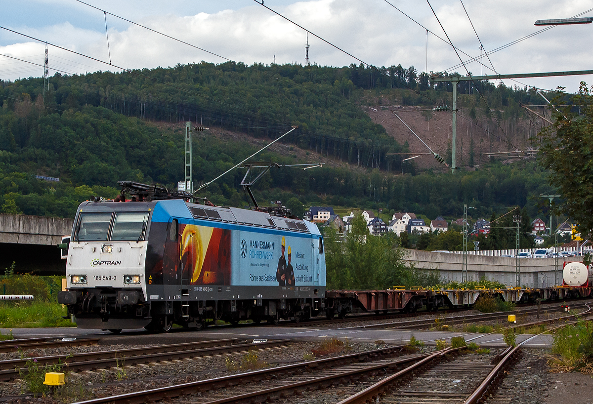 Auch für die Schweiz tauglich....
Die Captrain 185 549-3 (91 80 6185 549-3 D-CCW) fährt am 24.08.2021 mit einem Containerzug durch Niederschelden über die Siegstecke (KBS 460) in Richtung Köln. Aktuell trägt die Lok Werbung für die Mannesmann Röhrenwerke – Rohre aus Sachsen.

Die TRAXX F140 AC1 wurde 2005 bei Bombardier in Kassel unter der Fabriknummer 33737 gebaut. Sie hat die Zulassungen für Deutschland, Österreich und die Schweiz. Eigentümer der Lok ist die VC Holding SAS (Clichy bei Paris).
