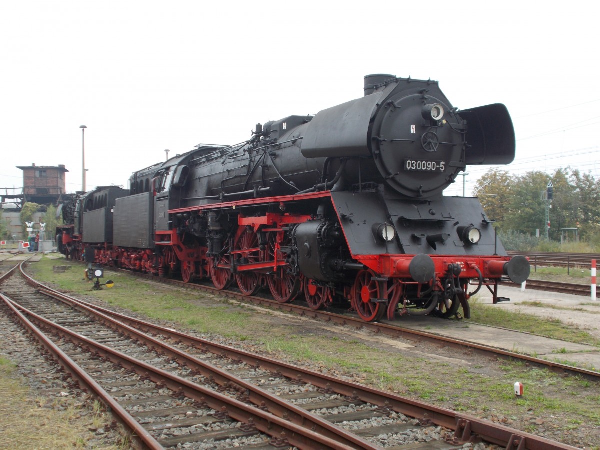 Auch eine gute,alte Bekannte trifft man im Schweriner Eisenbahnmuseum: die ehemalige Stralsunder 03 1090 die ich,am 03.Oktober 2014 fotografierte.