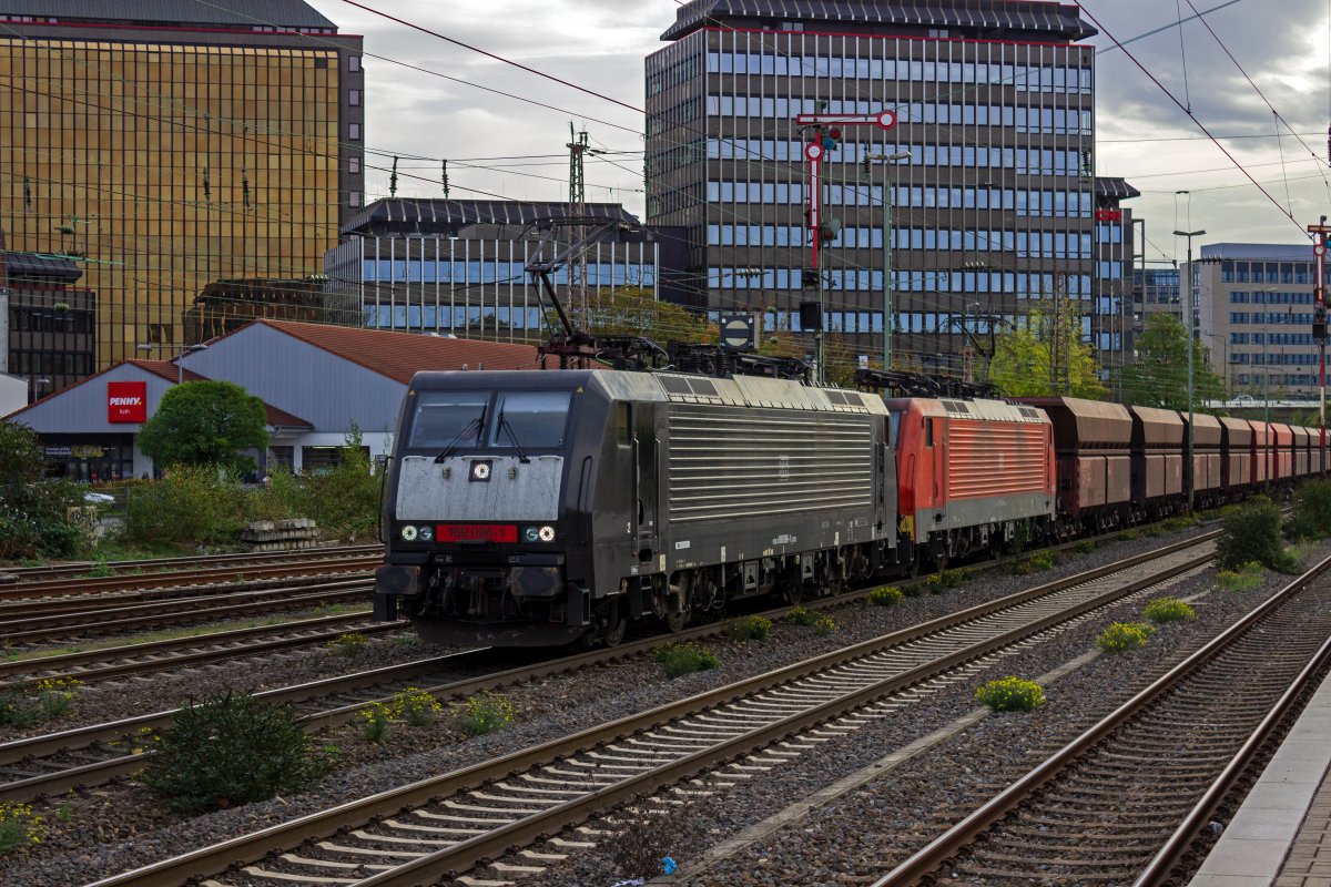 Auch die von MRCE zurckgekauften 189 kommen vor den  Erzbombern  zwischen Rotterdam und dem Saarland zum Einsatz. Gemeinsam mit 189 045, die ber die fr diese Einstze ntige automatische Kupplung verfgt, ist 189 096 auf dem Weg in Richtung Niederlande.