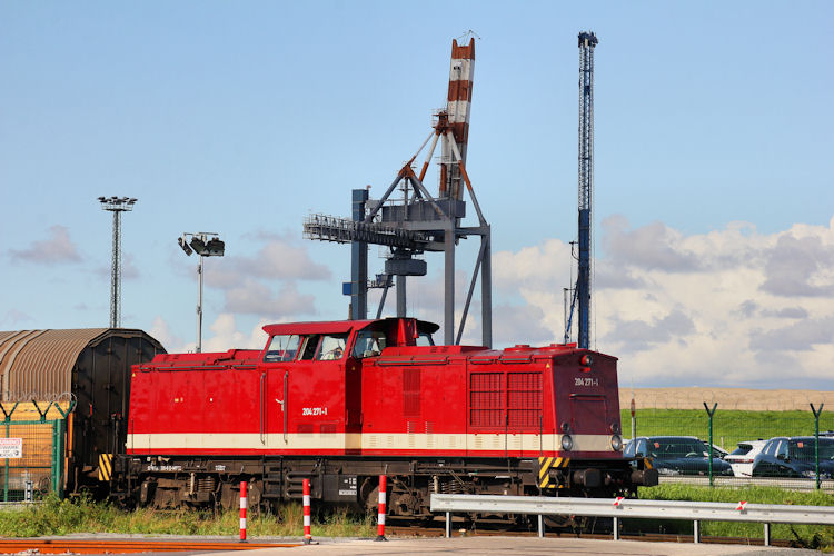 Auch MTEG 204 271-1 hatte eine Autozug am Hacken, den sie zum Autoport geschoben hatte und wartete bis er entladen ist um Ihn nach Hamburg Harburg zubringen, wo er den von einer E-Lok übernommen wird.

Weitere Bilder auf www.bahnfotokiste.com