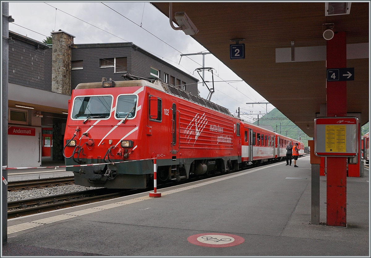 Auch nach der Umgestaltung des östlichen Bahnhofskopfes in Andermatt ist kaum möglich die Züge nach Disentis vernünftig zu fotografieren, dies ist um so bedauerlich, da diese oft mit HGe 4/4 II Lok verkehren.

Die HGe 4/4 II 102 wartet auf die baldige Abfahrt nach Disentis. 

23. Juni 2021