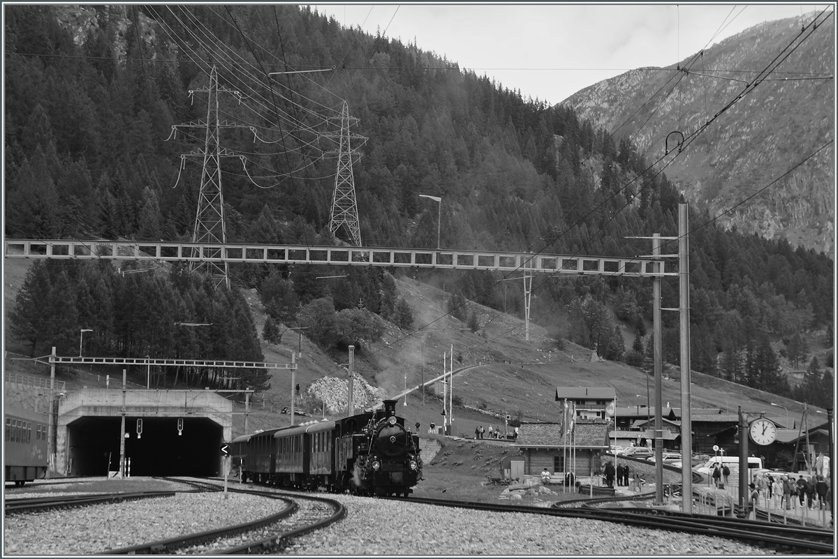 Auch in Oberwald bleibt die Zeit nicht sehen: Dampfzug mit der HG 3/4 N° 3 der Blonay-Chamby Bahn vor der Zufahrt zum Furkatunnel.
16. August 2014