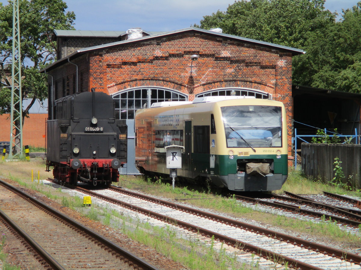 Auch der PRESS 650 032 standen zusammen mit dem Loktender,von der 01 0509,am 11.Juli 2020,am Lokschuppen in Bergen/Rügen.