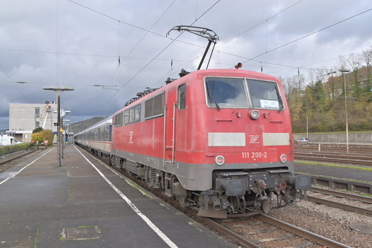 Auch der RE8 Ersatzzug kommt durch die Streckensperrung in Neckarelz zum Kopfmachen am Montag den 20.11.2023 vor meine Linse.