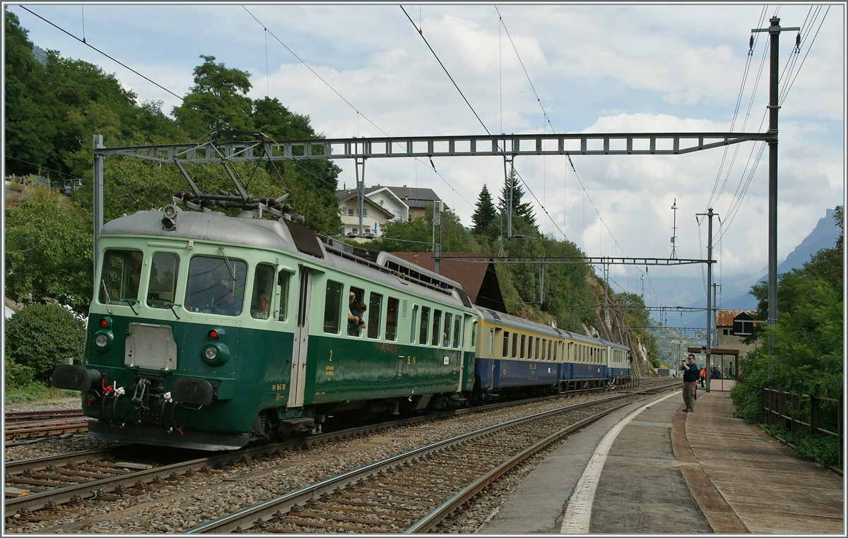 Auch der schne Be 4/4  Wellensitich  war beim Sdrampefest im Einsatz, hier beim Halt in Ausserberg.
7. Sept. 2013 