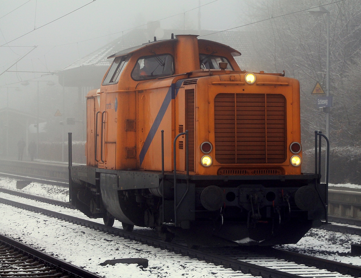 Auch die SES Fahrschule war wieder im Nebel unterwegs...mit der Leihlok 211 237-3 der northrail dieseln sie hier durch Schleswig. 20.01.2015