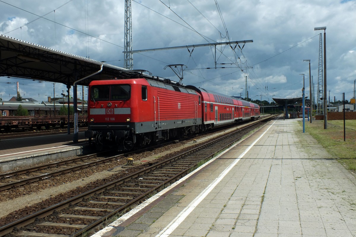 Auch sie gibt es noch, die guten alten 112er. In Cottbus sind sie hauptsächlich im 2-Stunden-Takt mit dem RE18 aus Dresden präsent. Daneben stehen sie an unterschiedlichen Orten des Bahnhofes abgestellt, da das Betriebswerk in den einsehbaren Bereichen durchaus gut mit abgestellten oder zumindest nur noch auf Reserve stehenden DR-Dostos belegt ist. 112 106, Cottbus, 30.5.14