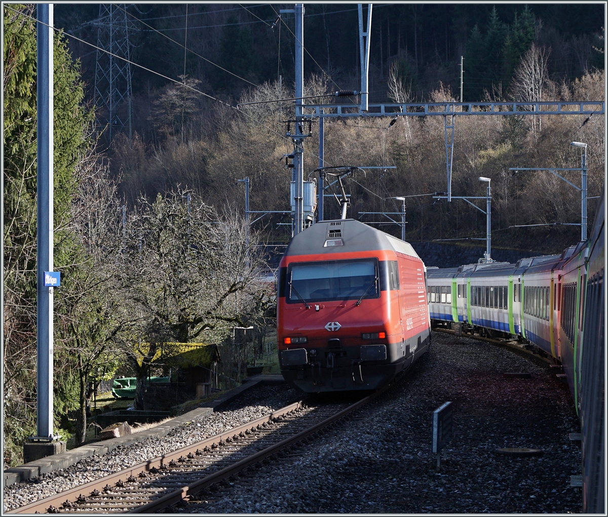 Auch wenn in Därlingen keine Züge mehr für den Fahrgastwechsel mehr halten, bleibt der Bahnhof für die Kreuzung der Züge weiterhin in Betrieb.  Mein EW III RE  von Interlaken nach Zweisimmen kreuzt einen nach Interlaken Ost fahrenden IC, der von einer SBB Re 460 geschoben wird. 

17. Februar 2021 