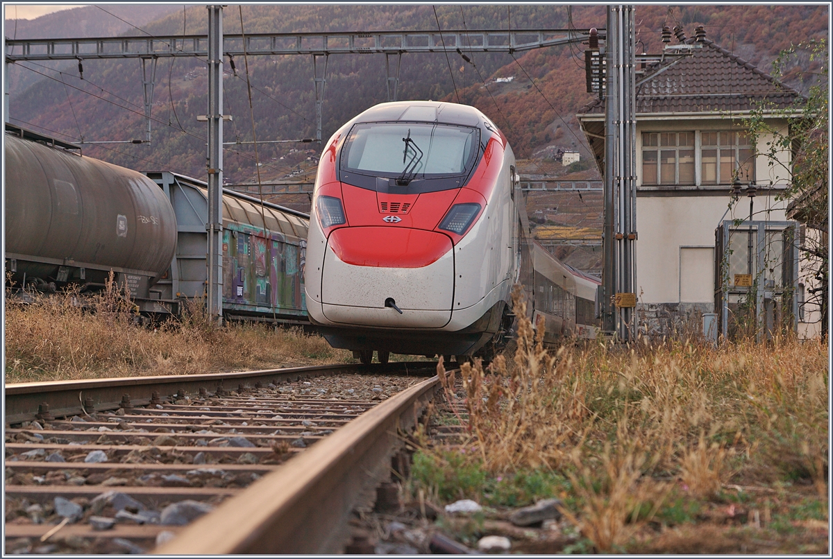 Auch wenn er nicht gerade geschickt steht, freute ich mich, den schönen Giruno sehen und fotografieren zu dürfen. Der RABe 501 002 (UIC 93 85 0 501 002-6 CH-SBB) steht in Martigny, wohl für Testfahrten zwischen Martigny und Sion.
30. Okt. 2017