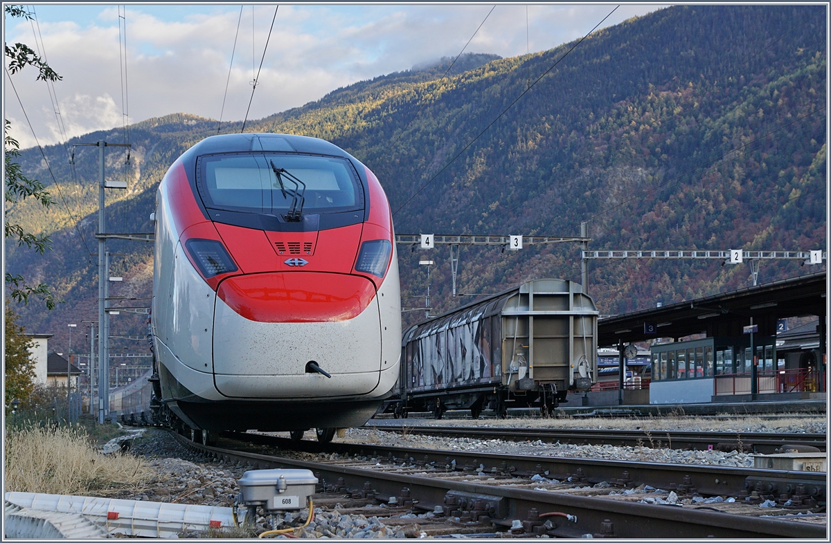 Auch wenn er nicht gerade geschickt steht, freute ich mich, den schönen Giruno sehen und fotografieren zu dürfen. Der RABe 501 002 (UIC 93 85 0 501 002-6 CH-SBB) steht in Martigny, wohl für Testfahrten zwischen Martigny und Sion.
30. Okt. 2017