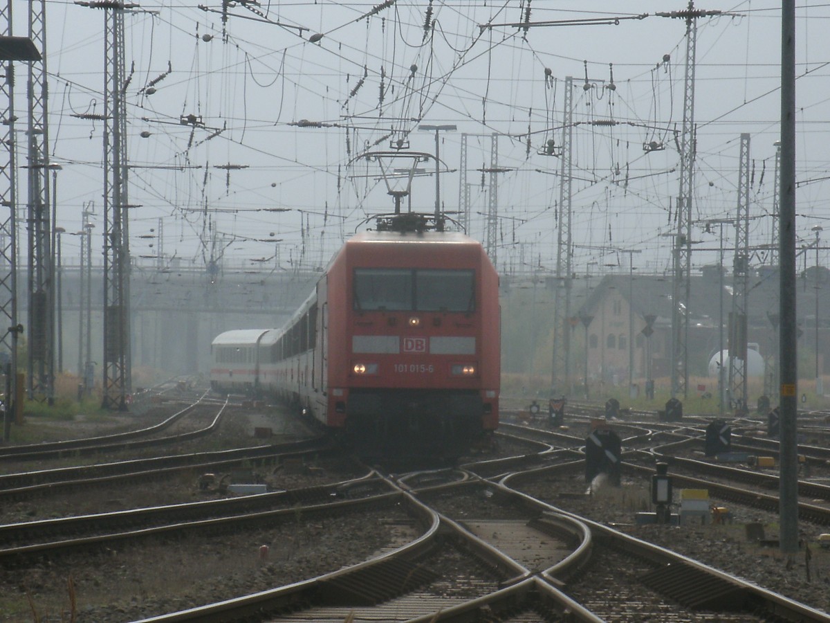 Auch wenn es so aussieht bei Dieser Aufnahme war ich nicht lebensmde.Vom Bahnsteigende in Stralsund fotografierte ich die einfahrende 101 015-6,mit dem IC 2212 Binz-Stuttgart,am 12.Oktober 2013