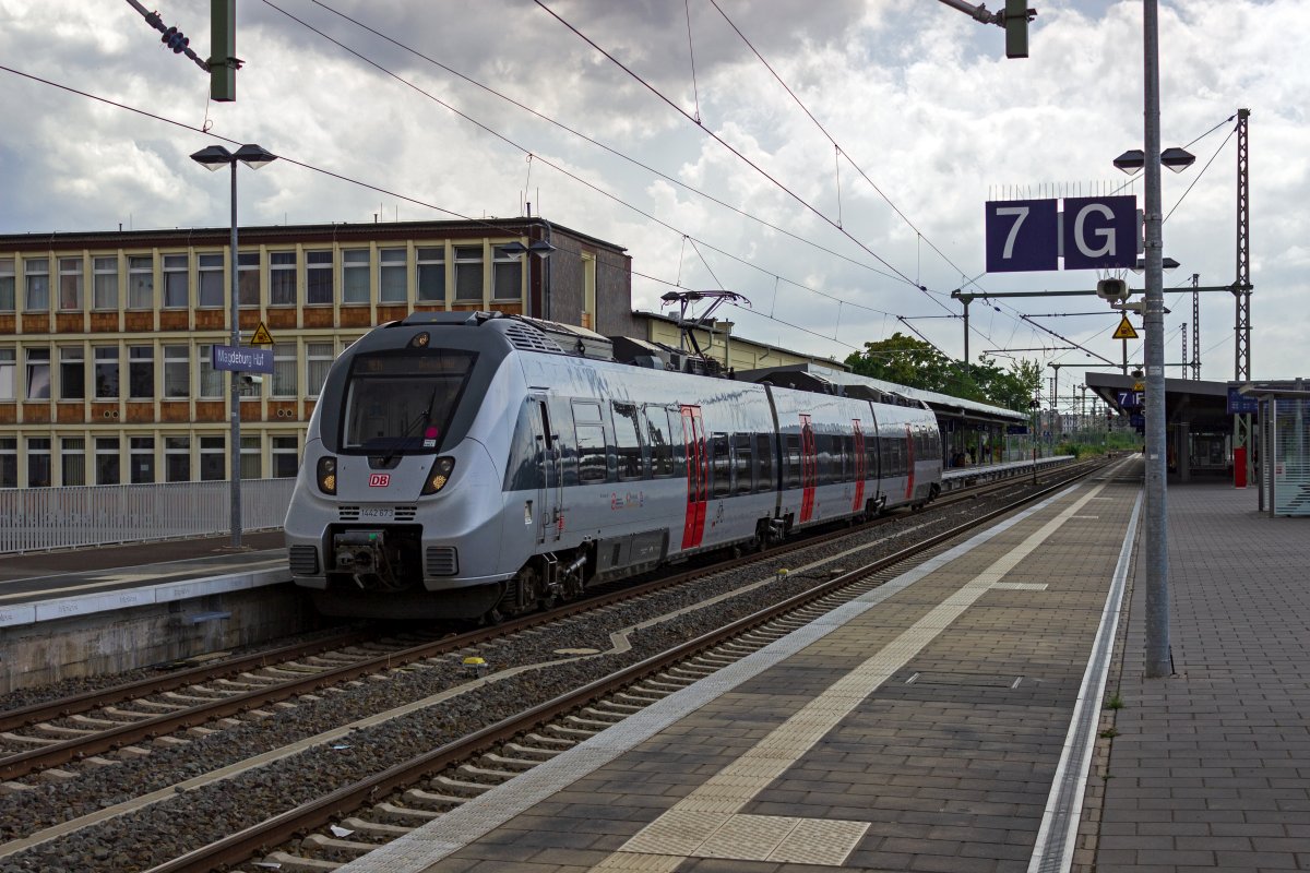 Auch wenn die Farben des Triebzuges an Abellio erinnern, bei 1442 173 handelte es sich schon immer um ein von der DB betriebenes Fahrzeug. Die silberne Lackierung ist vom Aufgabentrger fr das Mitteldeutsche S-Bahn-Netz vorgegeben. Diese S-Bahnen fahren zwar nicht bis Magdeburg, aber einige sachsen-anhaltinische RE-Linien gehren ebenso zu dem Netz. So auch die Linie RE14 nach Dessau, und genau diese Fahrt tritt 1442 173 gerade an.