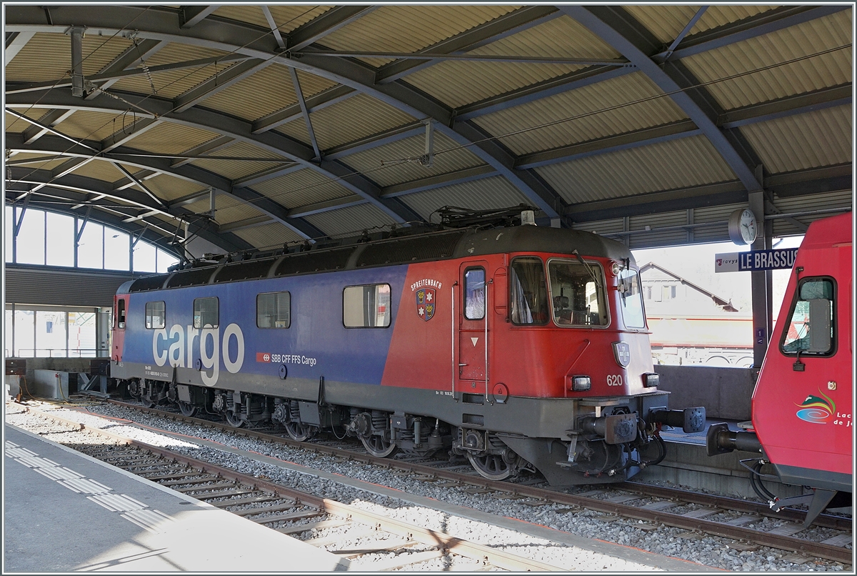 Auch wenn für wenige Monate die SBB Re 6/6 bis nach Le Brassus kommt, finde ich die Erscheinung der mächtigen Lok in diesem, kleinen Bahnhof nicht als alltäglich.  
Die SBB Re 6/6 11610 (Re 620 010-9)  Spreitenbach hat den aus Fans-u Wagen bestehenden Güterzug 69701 von Lausanne-Triage nach Le Brassus gebracht und wartet und im Bahnhof von le Brassus auf die Rückleistung am Nachmittag. 
24. März 2022 