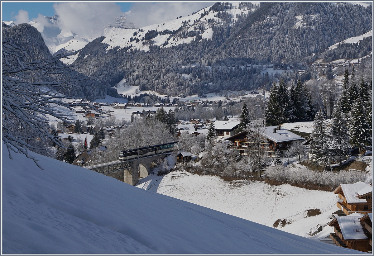 Auch wenn man den Zug etwas suchen muss, freue ich mich, endlich eine Fotostelle gefunden zu haben, welche es erlaubt, den Viadukt bei Gstaad fotografieren zu können, wobei - wie später gesehen - ein Weg noch näher an die Brücke führt.
2. Feb. 2018