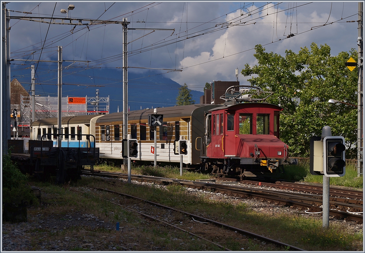 Auch wenn der im Schatten stehende CEV Rkmo 201 etwas ungeschickt steht, zeigt sich doch der CEV Te 2/2 82 mit den beiden MOB Wagen als seltenes und buntes Bild. Der CEV Te 2/2 81 wurde 1938 aus dem K 39 und den Motoren der Triebwagen 101-103 gebaut, ist also bereits seit 82 Jahren im Einsatz und hat auch mein  Traitement  in den Jahren 1985/86 in Blonay Schadlos überstanden. Was die MOB Wagen angeht, befürchte ich, dass sie in nicht allzu ferner Zukunft  zerlegt  werden.

18. Juni 2020