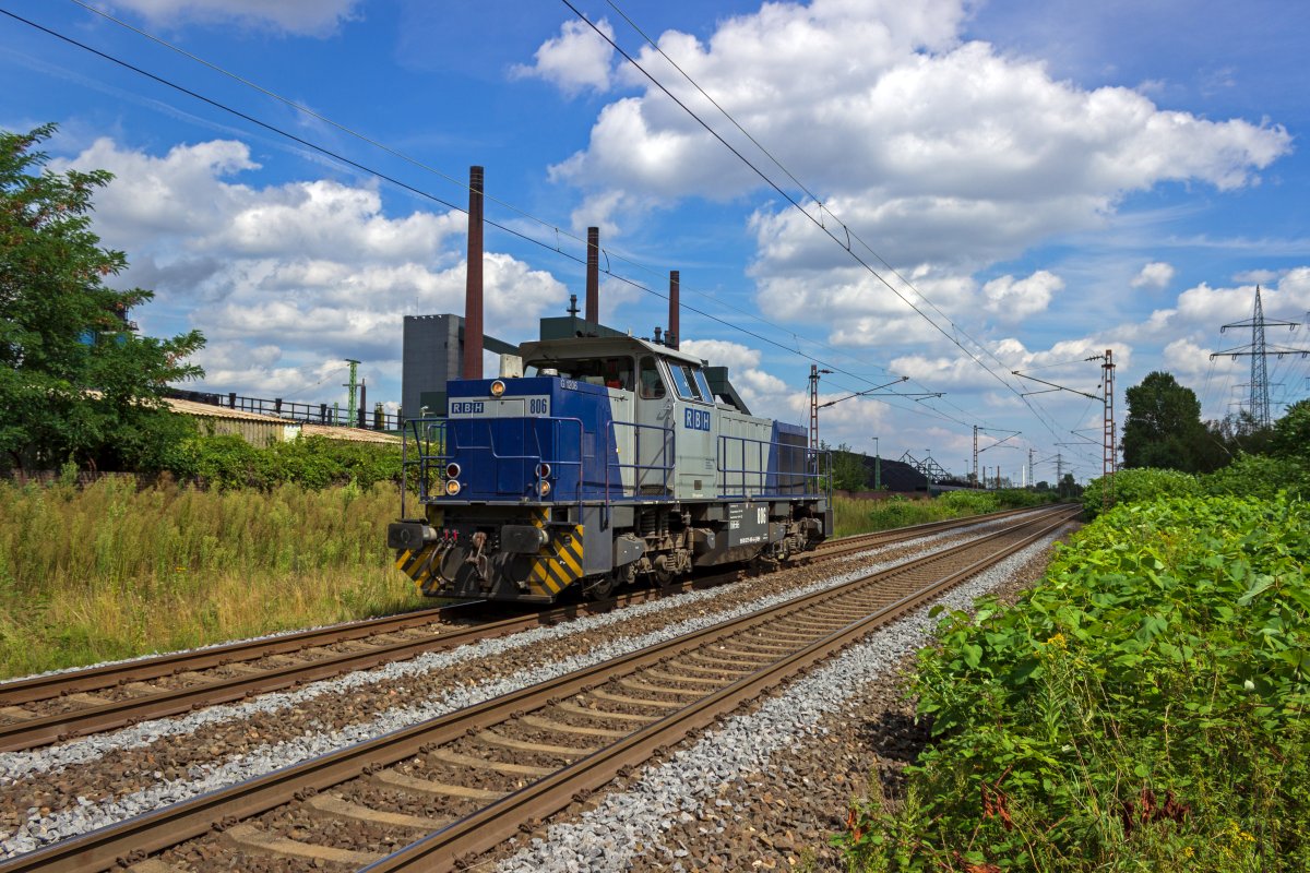 Auch wenn das Unternehmen RBH den verbleibenden Werkverkehr im Ruhrgebiet nicht mehr betreibt, so sind die blau-silbernen Lokomotiven nach wie vor entlang der Ruhr zu sehen. Lok 806 (98 80 0275 806-4) passiert am 18.08.2020 die Kokerei Prosper, deren Werkbahnhof vor nicht allzu langer Zeit Heimat zahlreicher RBH Loks war.