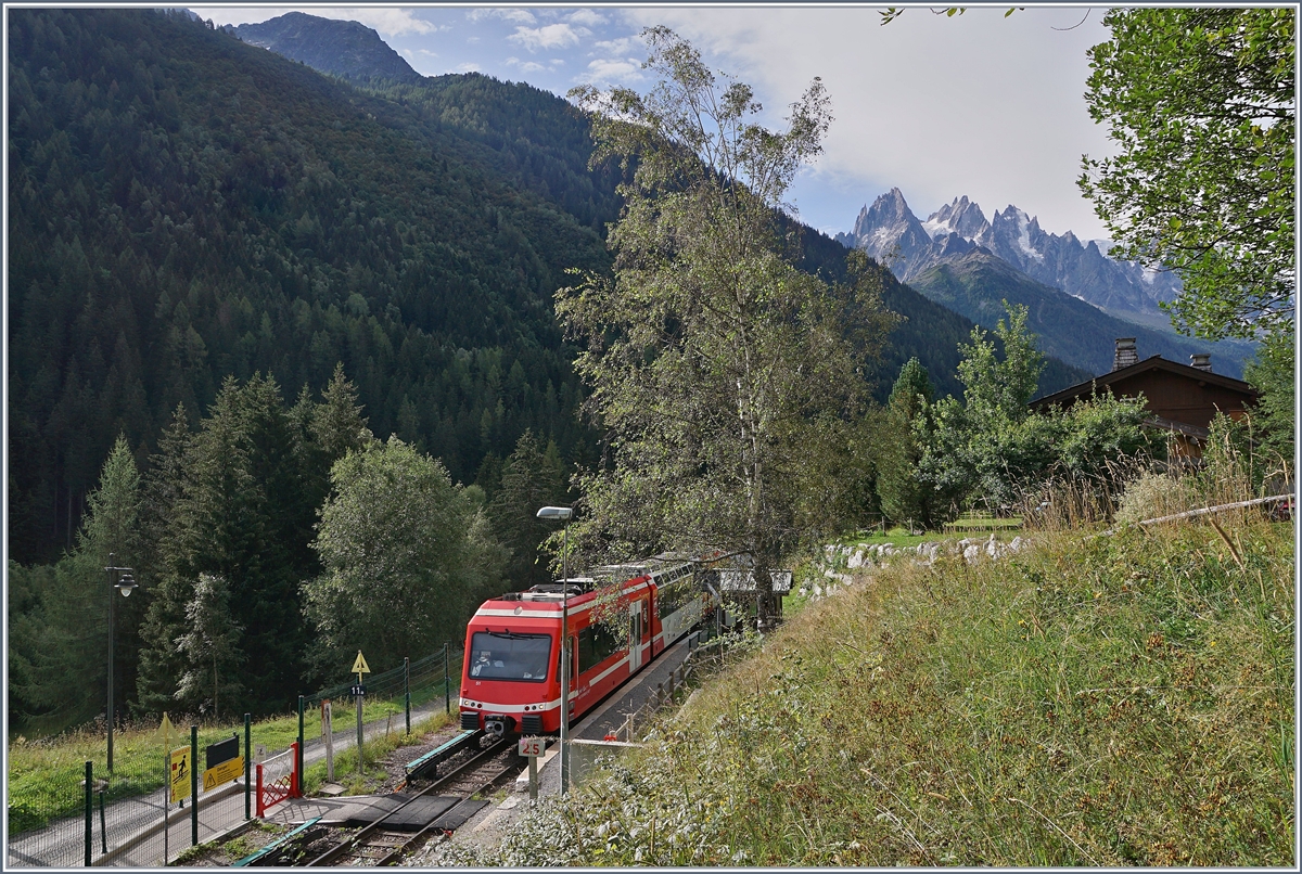 Auch der Zug der Gegenrichtung, der SNCF Z 850 52 ((94 87 0001 852-6 F-SNCF), welcher als TER 18905 auf dem Weg nach Vallorcine ist, fährt in La Joux ohne Halt durch. 

25. August 2020