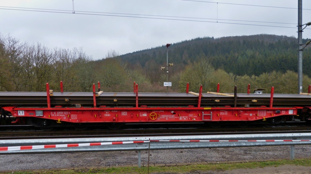 Auf  8 solcher Flachwagen der Gattung „Samms“, waren die Schienen in voller Länge verladen. Schätze die Schienenlänge auf ca 150 m. Drauffelt am 05.04.2021.