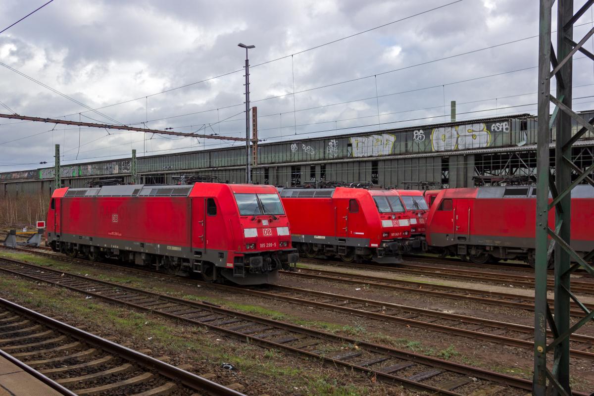 Auf den Abstellgleisen sdlich der Bahnsteige im Bahnhof von Wanne-Eickel sind oft zahlreiche Loks abgestellt, die auf ihren nchsten Einsatz im Gterzugdienst warten. Am 18.02.2020 waren dies (teilweise auerhalb des Blickwinkels der Kamera) 185 299, 185 043, 185 372, 152 085, 185 073 und ganz hinten 151 036.