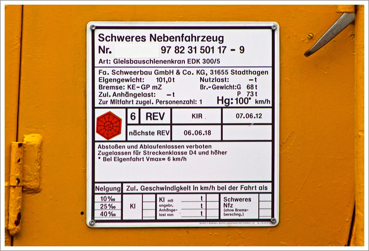 Auf besonderen Wunsch.....
Die Anschriftentafel von dem 50t-KIROW-Schienenkran EDK 300/5  der Schweerbau, Schweres Nebenfahrzeug Nr. 97 82 31 501 17-9 (ex 60 80 092 3 747-0), abgestellt am 24.11.2013 in Au/Sieg.