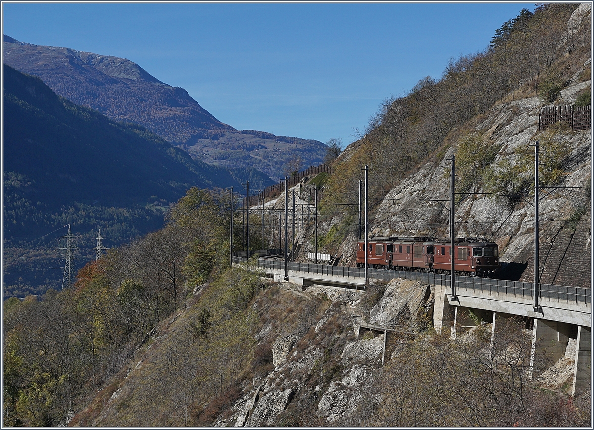 Auf der BLS Südrampe bei Lalden sind die drei BLS Re 4/4 174, 194 und 190 auf dem Weg Richtung Brig unterwegs.
25. Okt. 2017